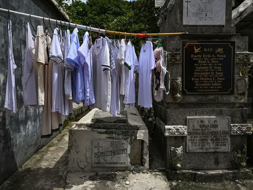 Živí medzi mŕtvymi: Na unikátnom cintoríne sa striedajú hrobky s chatrčami