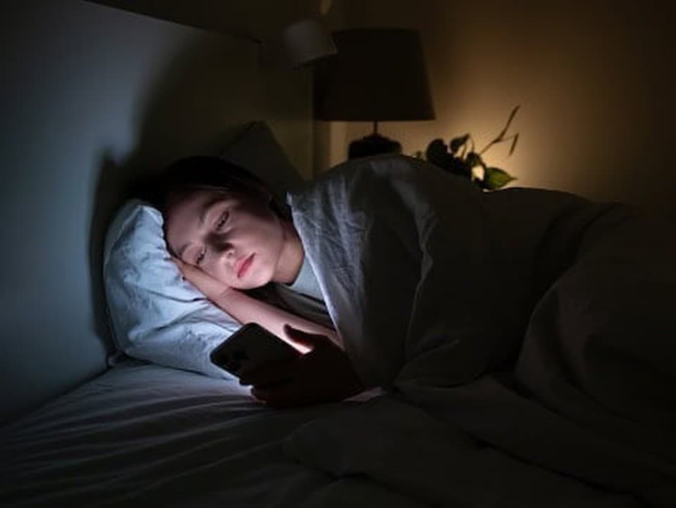 Revenge bedtime procrastination: Vieš, že by si mal ísť spať, no aj tak zostaneš hore