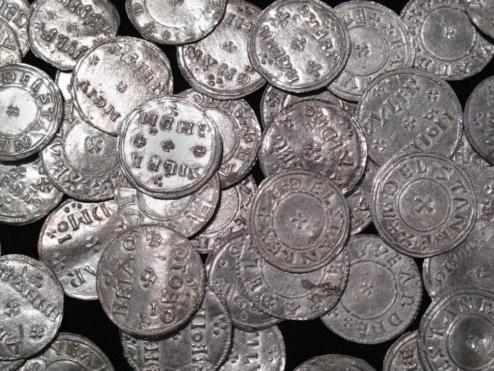 Chcel si postaviť terasu, vykopal vikingský poklad: V záhrade našiel takmer 20 kíl striebra