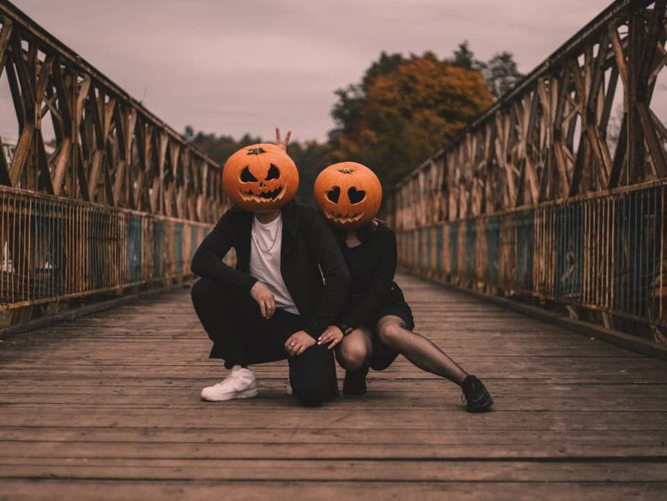 Namiesto tváre majú obrovskú tekvicu a pózujú v jesennom oblečení: Halloween ovládol nový fototrend