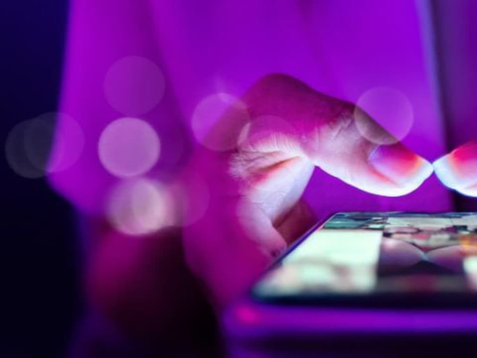 Nie je to o inteligencii: Dôvod, prečo konšpiráciám uveria aj racionálni ľudia