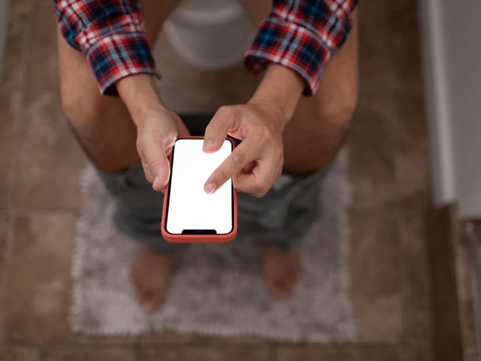 Zalezie na toaletu a na pol hodiny zmizne: Internet rieši nový problém vo vzťahoch