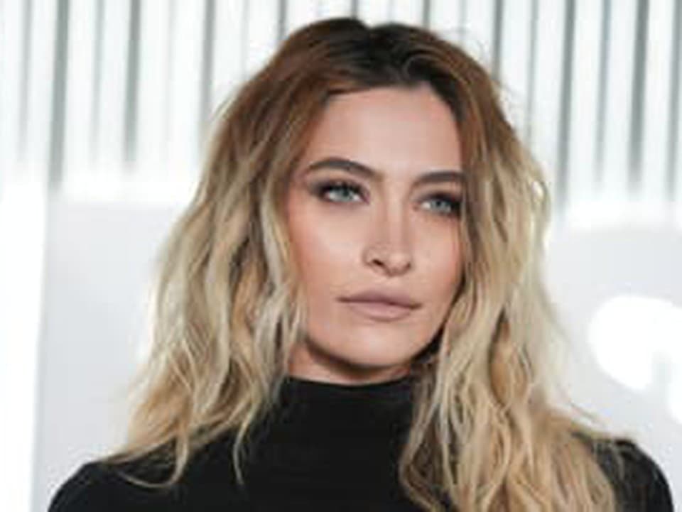 Dcéra Michaela Jacksona vydáva nový singel teenage drama, v ktorom sa posúva k surovejšiemu grungeovému zvuku