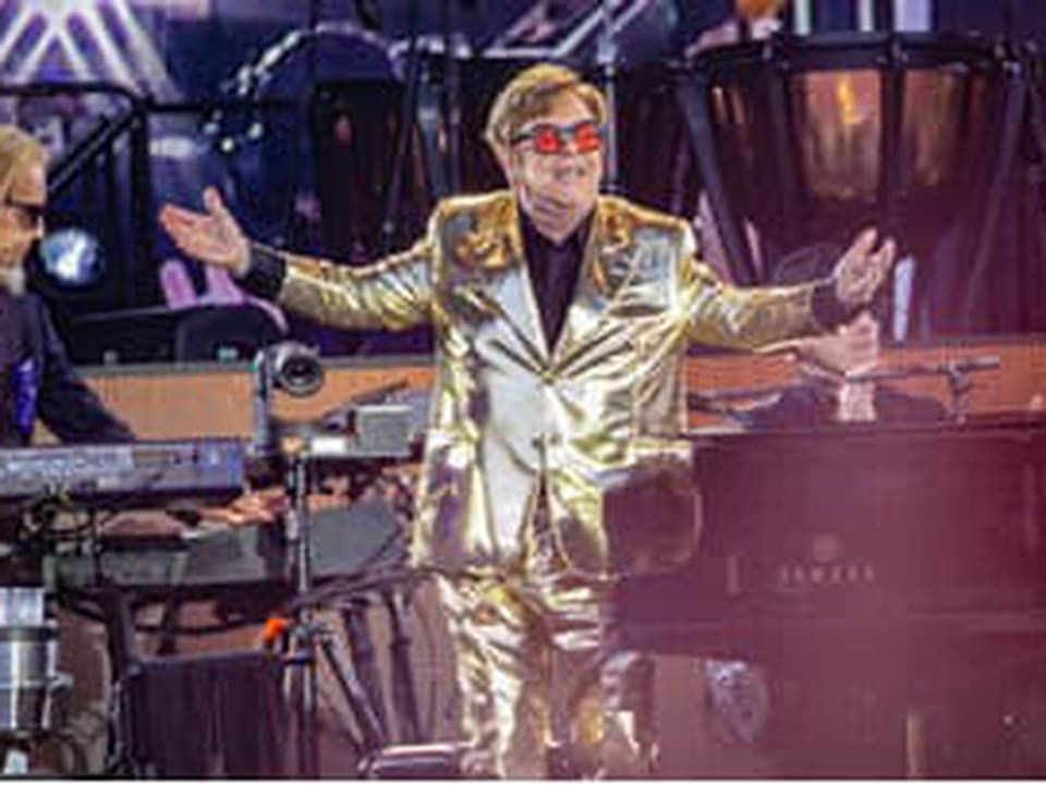 Elton John ohlásil nový album. Kvôli strate zraku obrátil proces skladania hore nohami