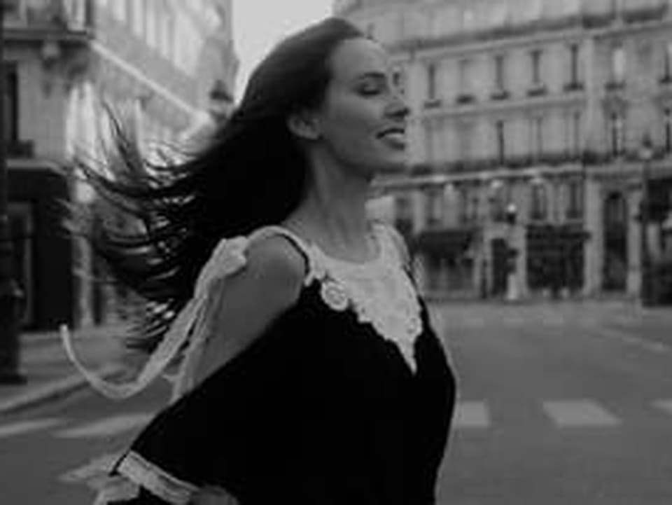 Charlotte Gott predstavuje singel Paris. Na novej skladbe spolupracovala s britským hitmakerom Sashom Skarbekom