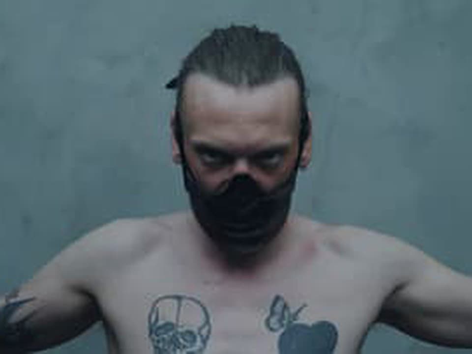 Mimo radar: Jamie Bower sa presunul od hollywoodskych zloduchov k temnote v štýle Nicka Cavea