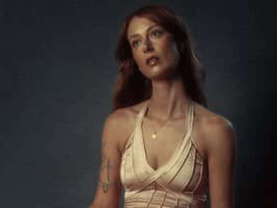 Mimo radar: Grace Cummings pracuje s hlasom na hrane nepohodlia a premieňa folk, blues aj art rock na surové emotívne divadlo