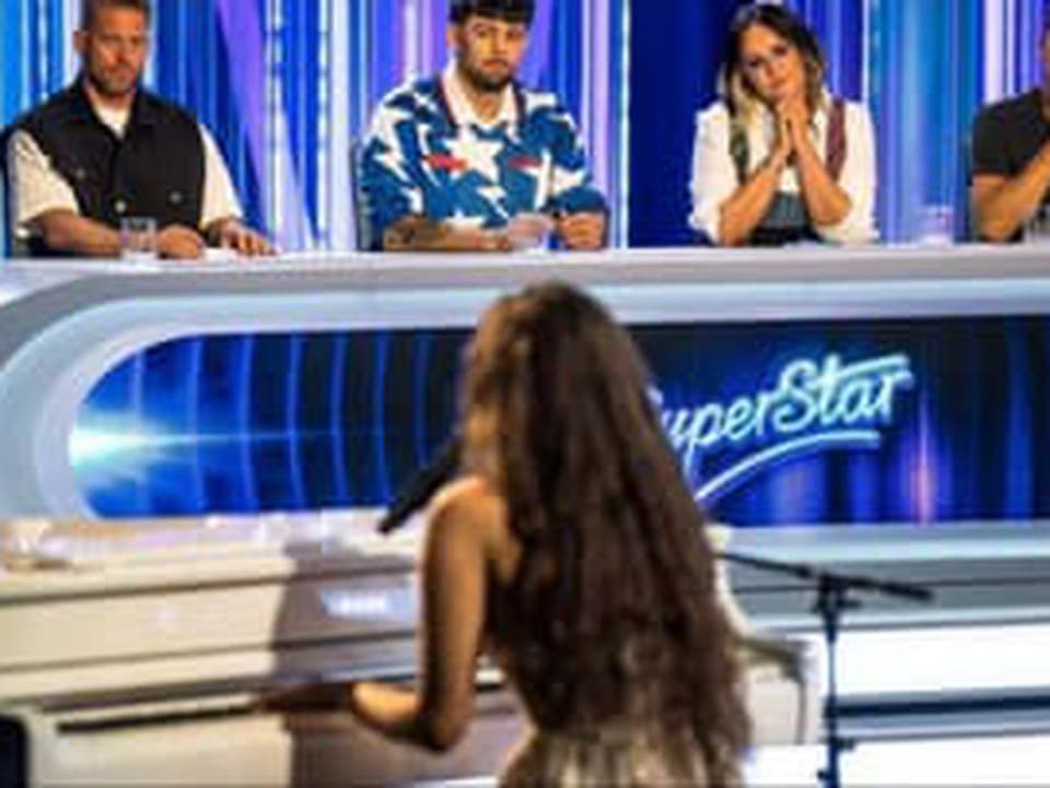 Najprv rozosmiala porotu, potom ju dojala skladbou Wicked Game. Záver SuperStar však patril Karolíne a dvom Golden Ticketom
