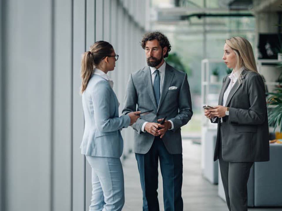 Oblečenie v práci: Znamená dress code v roku 2026 ešte niečo?