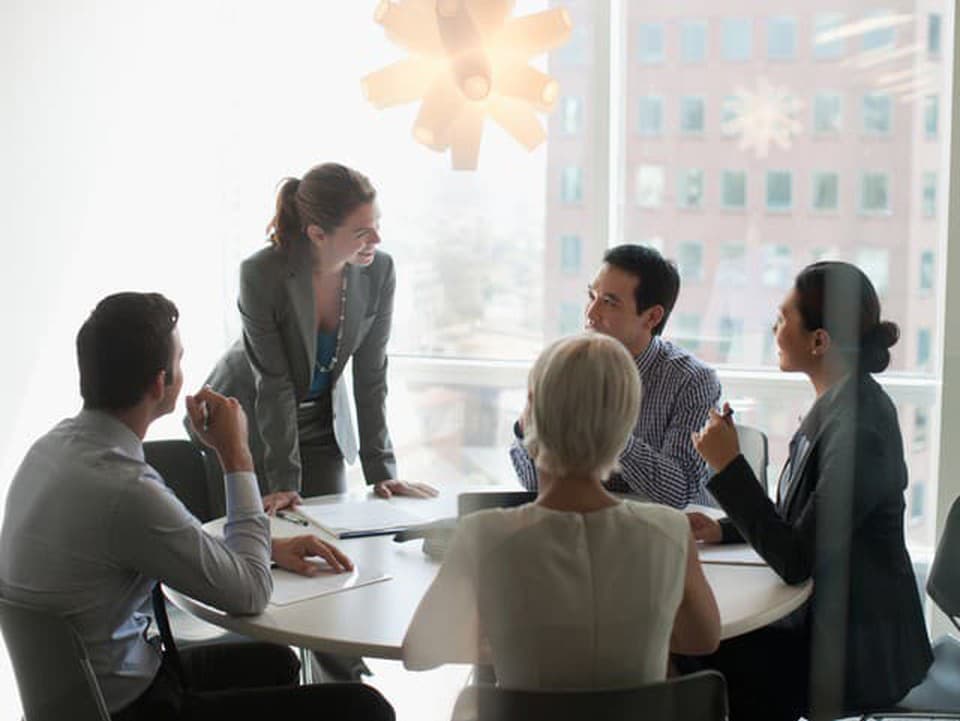 Prečo niektorí ľudia v práci napredujú rýchlejšie? Gallup odhalil prekvapivý faktor úspechu