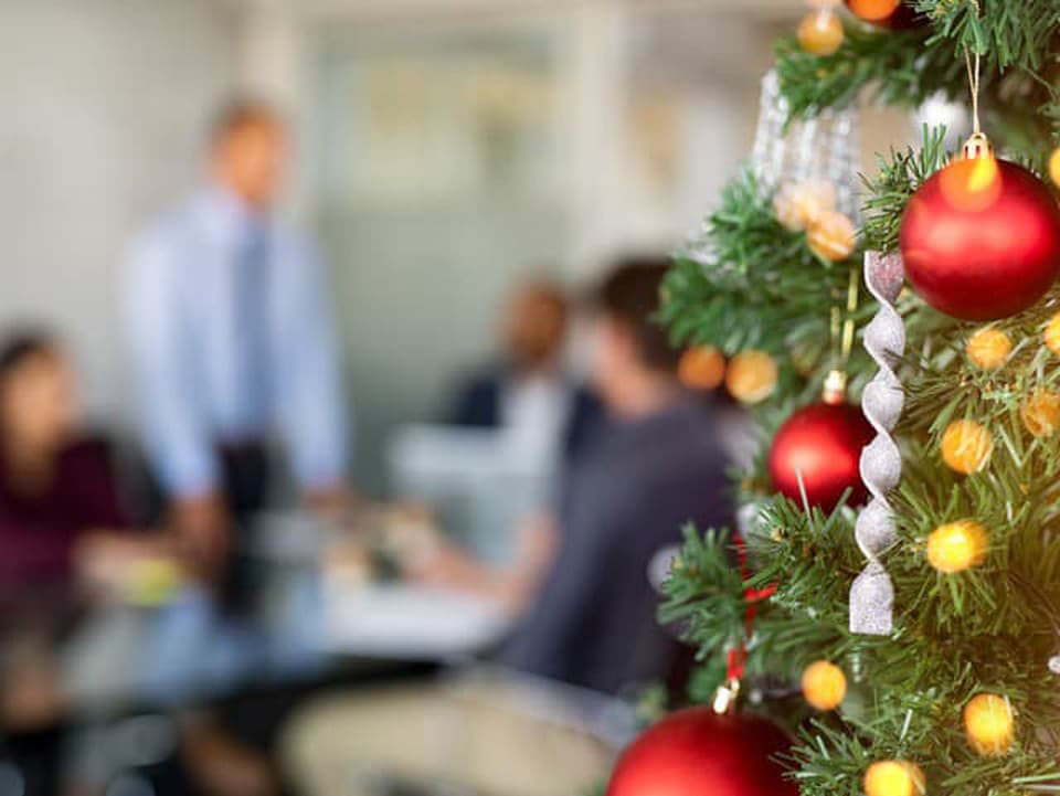Vianoce v práci: Ako si udržať pohodu a prežiť sviatky bez stresu