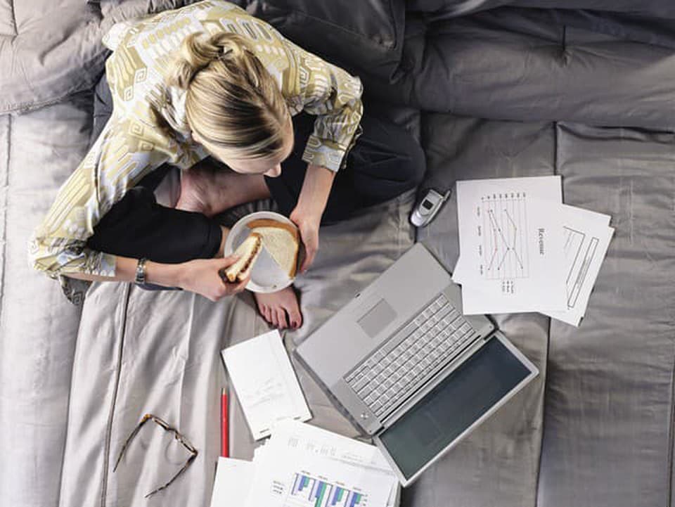 Tichá daň za prácu z domu: Prečo ľudia na trvalom home office zažívajú väčšiu osamelosť a pomalší kariérny rast?