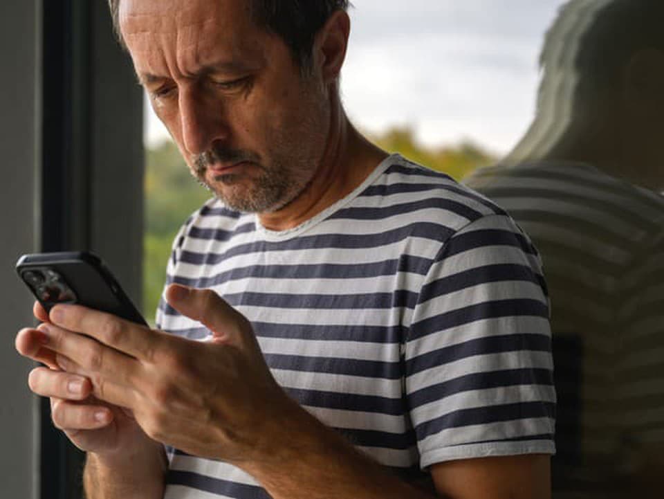 Polícia varuje pred novým SMS podvodom: Pozor, aby ste v pracovnom strese neklikli na „pokutu“ aj vy!
