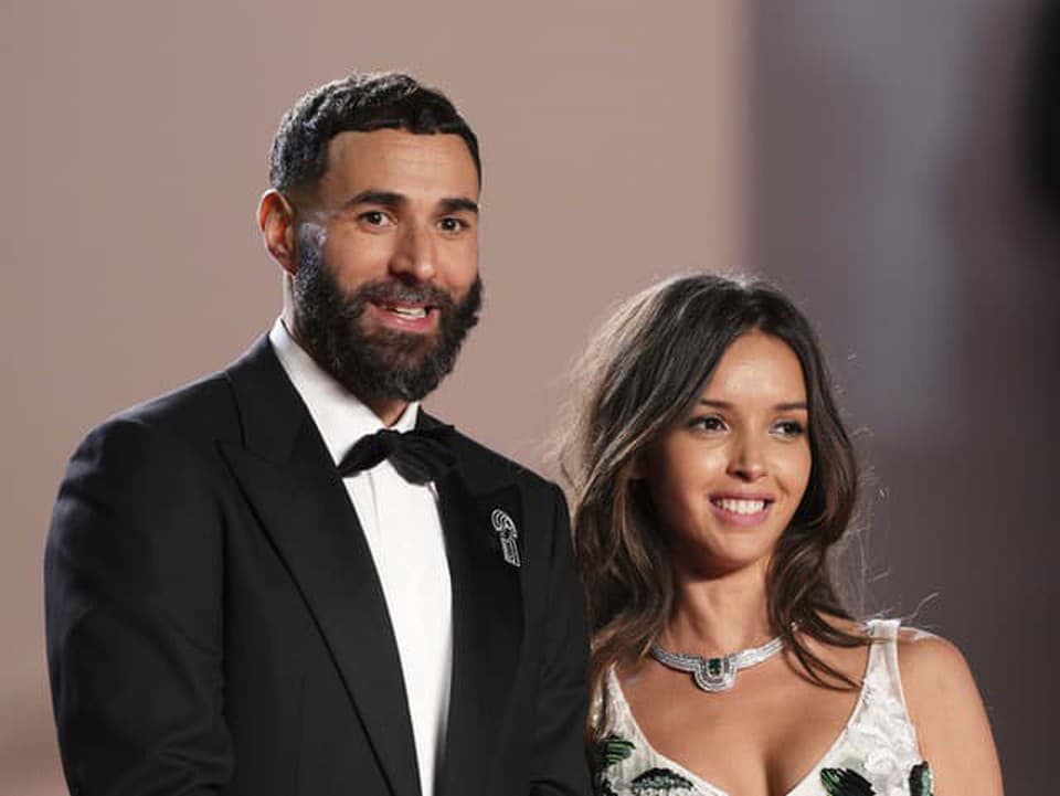 To je BOMBA! Slávny futbalista a krásna herečka v Cannes potvrdili svoj vzťah