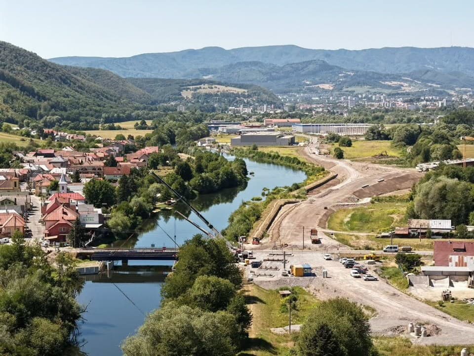 R1 pri Banskej Bystrici mení podobu: Veľká prekážka je takmer preč. Ako pokračujú práce? (foto)