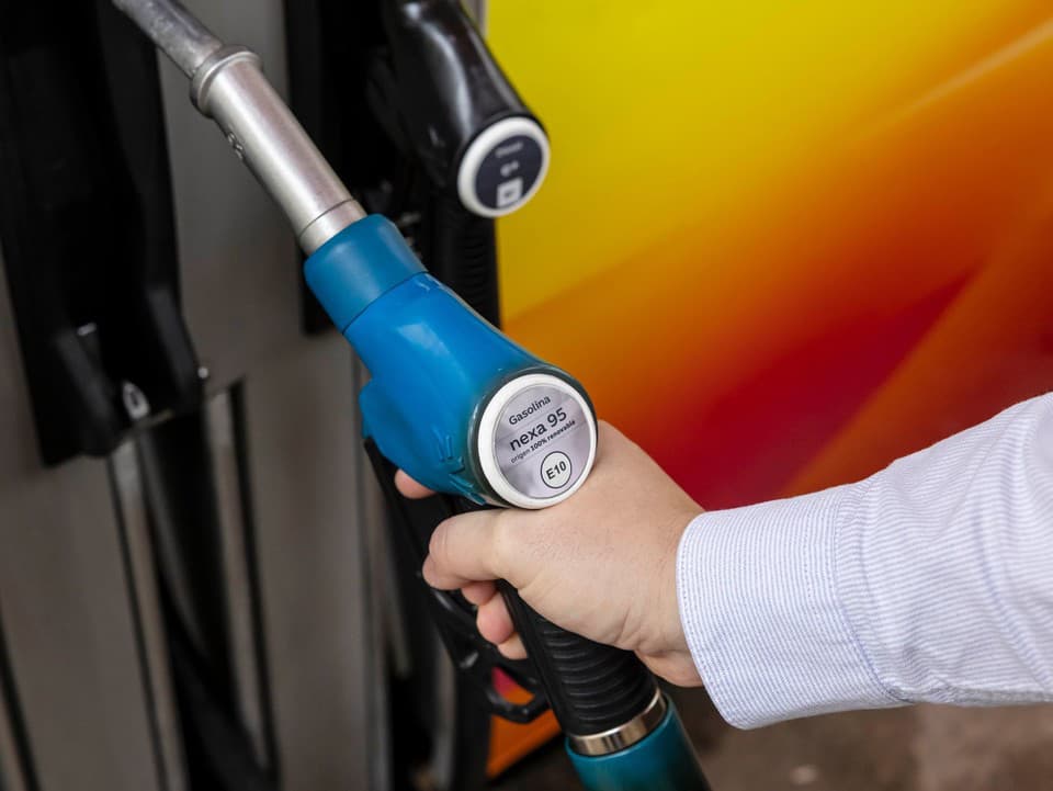 BMW a Toyota skúšajú alternatívu k elektromobilom: Autá budú jazdiť na 100 % obnoviteľný benzín