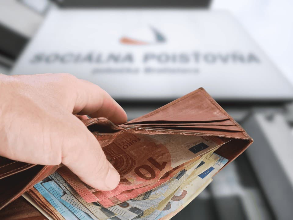 Prekvapivé zákulisie slovenských dôchodkov: Spisy vozia v nákupných košíkoch, až 77 % práce je stále ručnej!