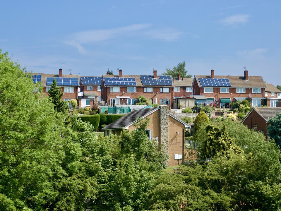 Drastické opatrenie kvôli drahej rope: Každý nový dom v Anglicku musí mať povinne solár aj čerpadlo