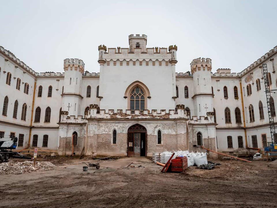 Čo sa deje za plotom vládneho kaštieľa v Rusovciach? Pozrite si aktuálne zábery priamo zo stavby! (foto)