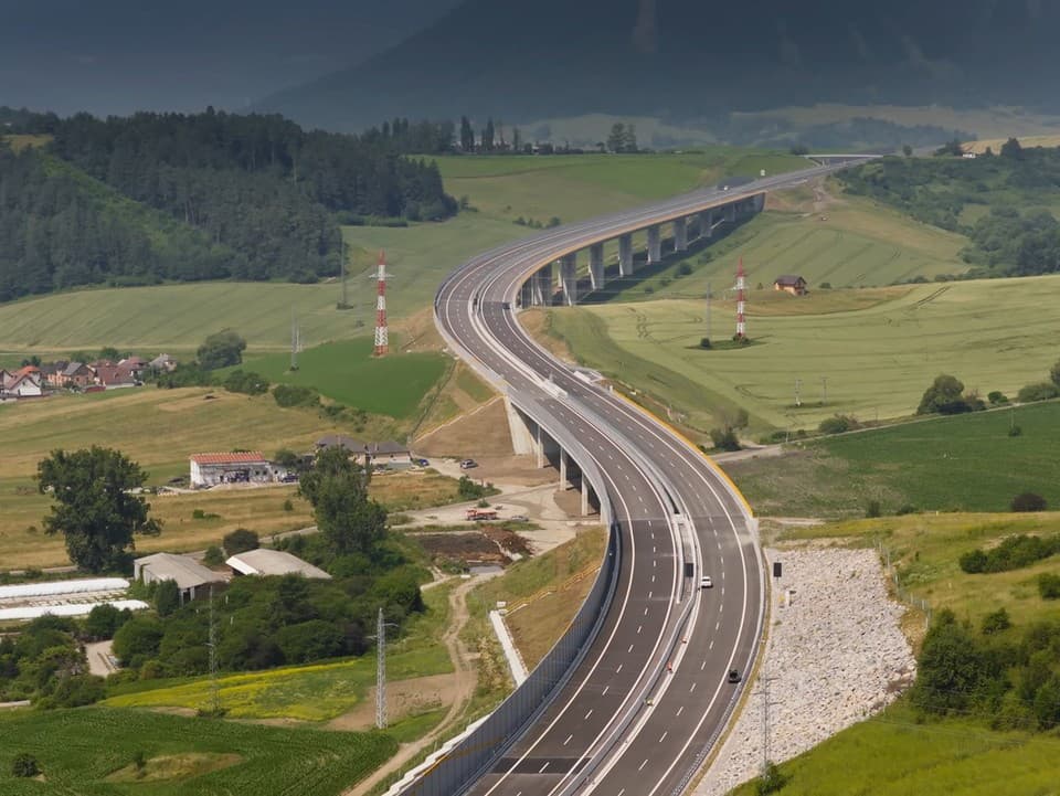 Dlho očakávaný obchvat Ružomberka ide do finále: Pozrite sa, ako to na ňom vyzerá! (foto)