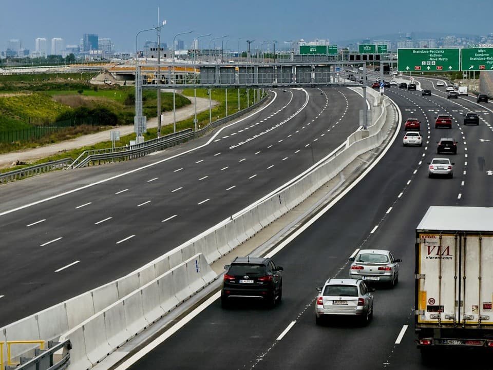 Dlho očakávaná štvorprúdovka je tu: Pozrite sa, ako vyzerá úplne nová diaľnica pri Bratislave! (foto)
