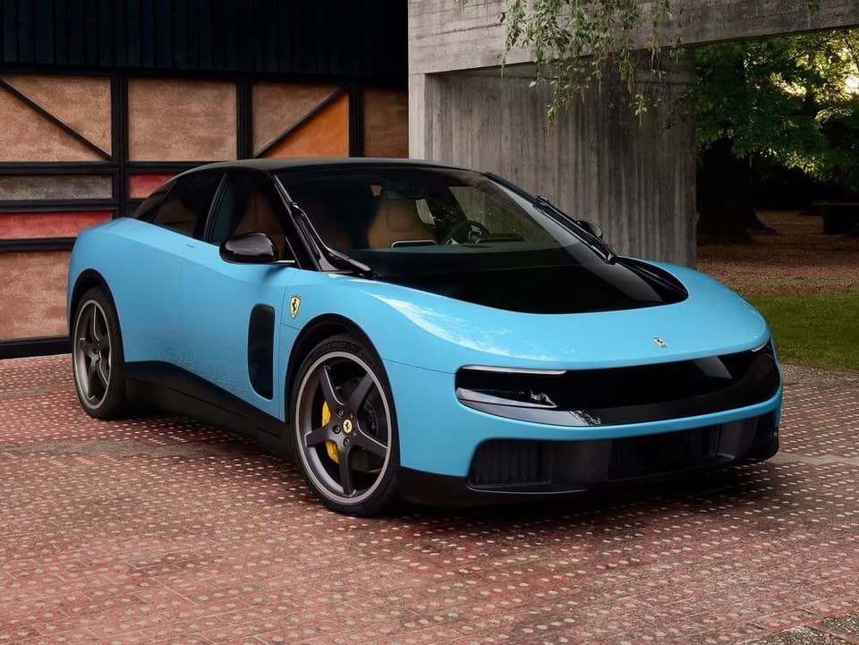 Ferrari predstavilo prvé elektrické auto za viac než pol milióna eur. Internet sa mu vysmieva! (foto)
