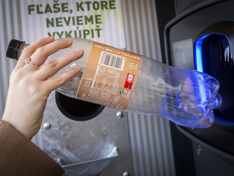 SOI našla problémy pri zálohovaných fľašiach a plechovkách: Nedostatky mala viac než štvrtina prevádzok!