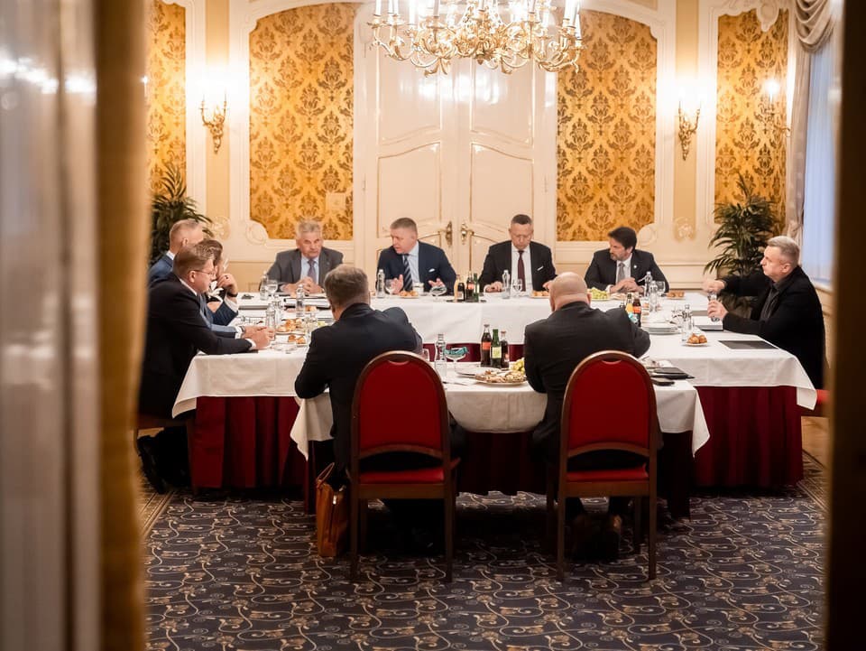 Kto môže za zbedačovanie slovenskej ekonomiky? Slováci v tom majú jasno, prstom ukazujú na našich politikov! (prieskum)