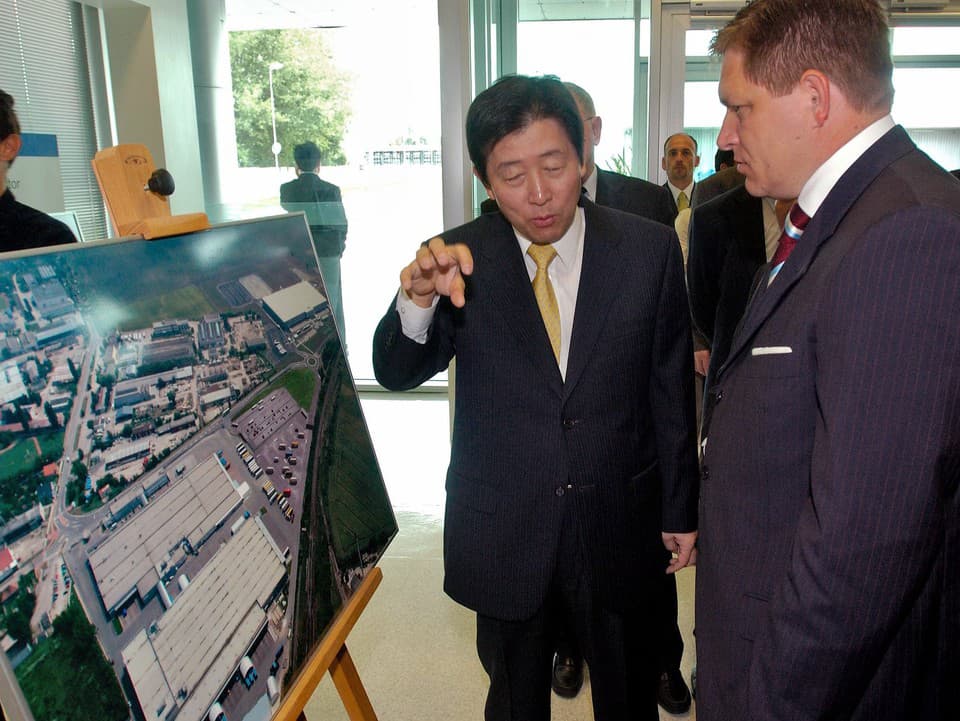 Koniec jednej éry, Samsung to balí: Pozrite si archívne zábery, ako Dzurinda vítal Kórejčanov v bývalej nábytkárni! (foto)