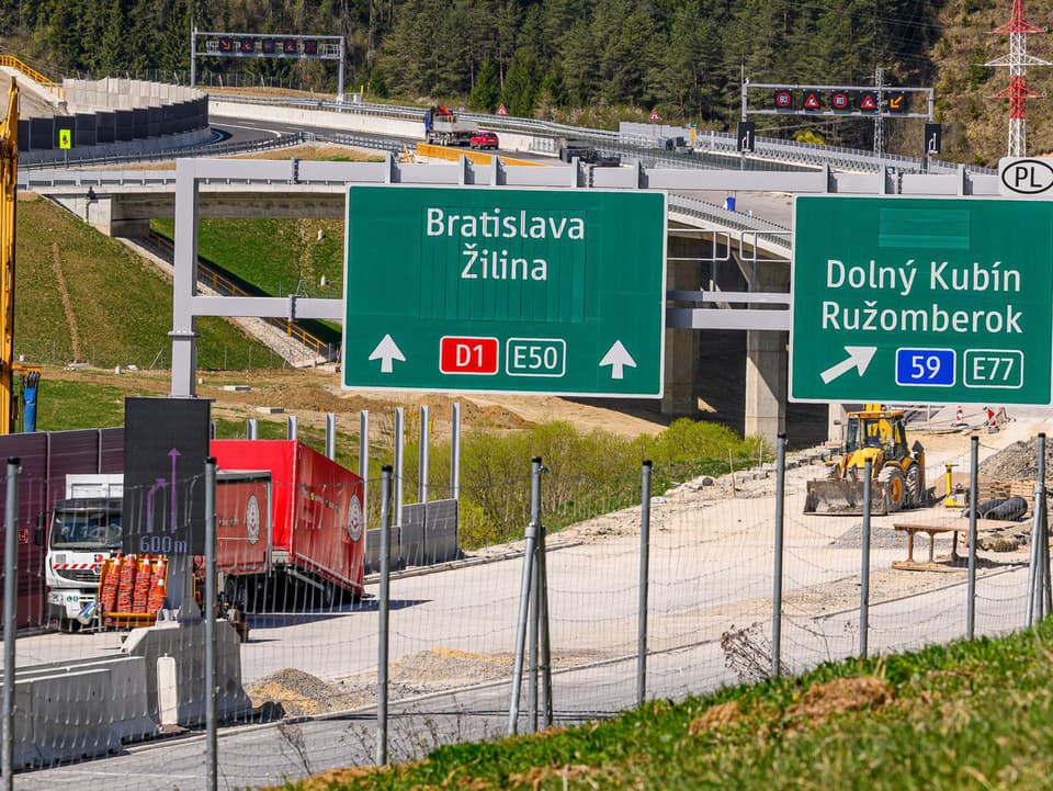Novinka z dlho očakávaného úseku diaľnice pri Ružomberku: Diaľničiari avizujú kolaudáciu už čoskoro! (foto)