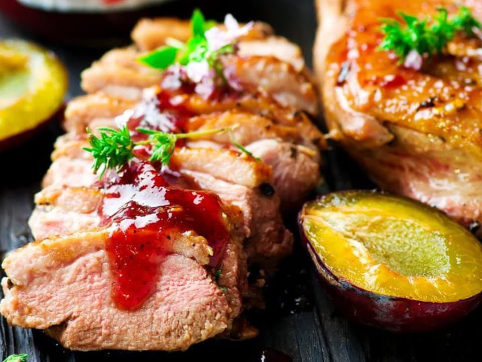 RECEPT na dnes: Kačacie prsia s omáčkou z červeného vína, pečenými slivkami a zemiakovými rösti