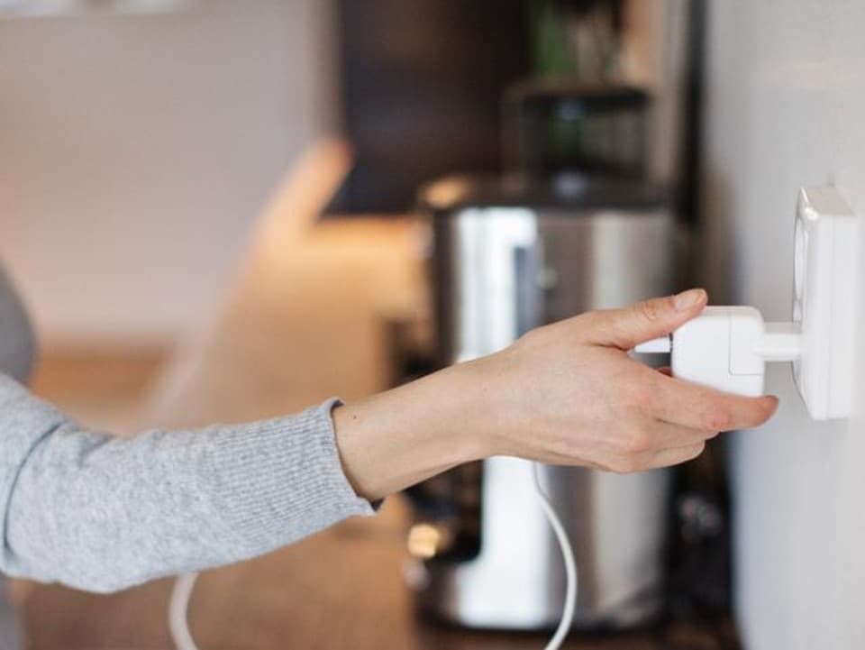 Nechávate nabíjačku stále v zásuvke? Odstráňte tento zvyk, nejde len o úsporu elektriny