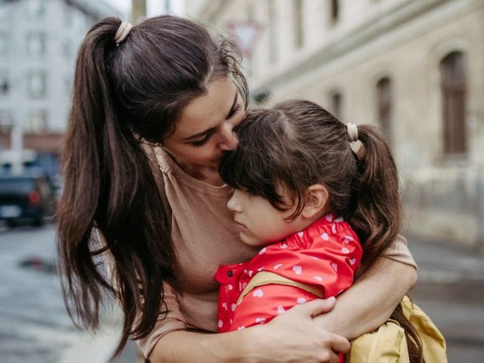 Nový školský rok: Európske dáta upozorňujú na neviditeľnú záťaž, ktorú nesú najmä ženy