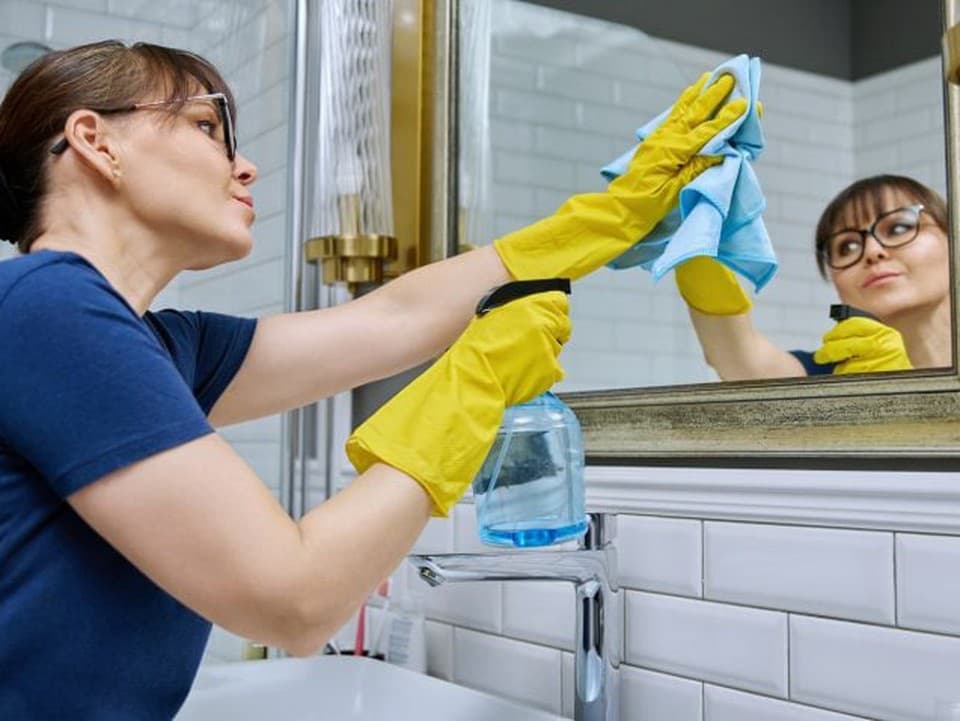 Dokonale čisté zrkadlo bez šmúh: Záleží aj na správnom spôsobe utierania