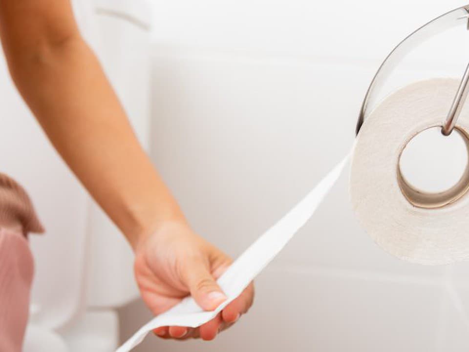 Trávite na toalete 15 minút? Odborníci upozorňujú na každodenný zvyk, ktorý môže mať následky
