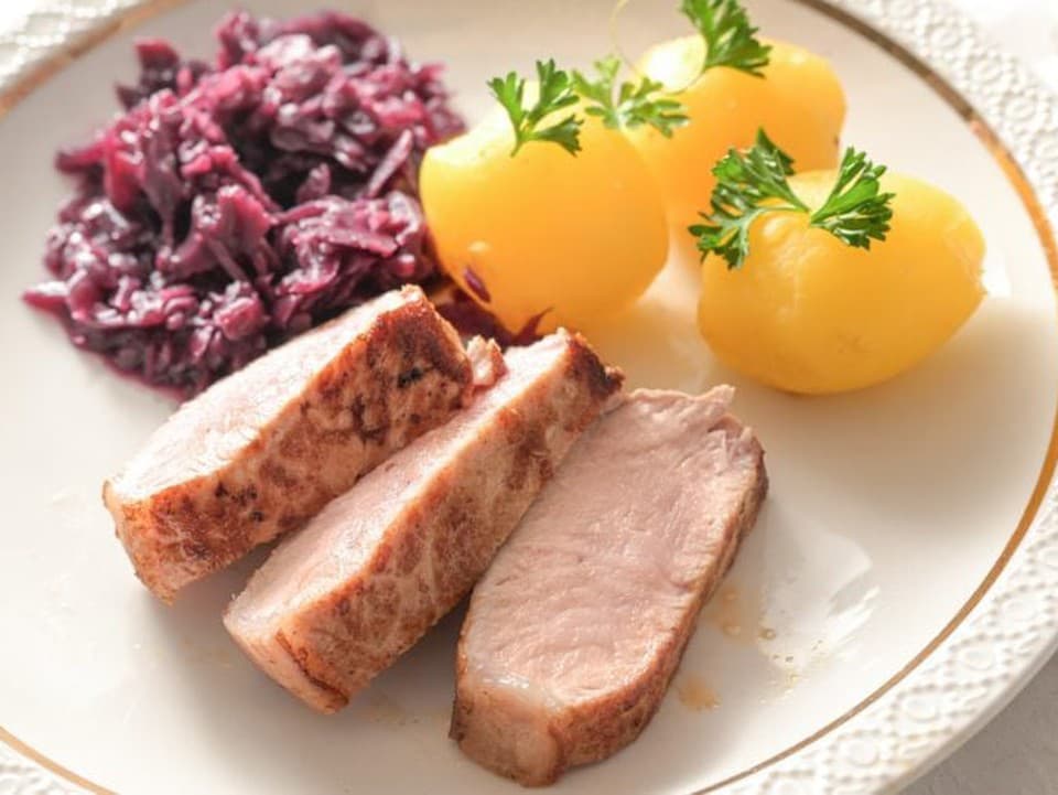 RECEPT na dnes: Šťavnaté pečené bravčové mäso s červenou kapustou ako poctivá domáca klasika