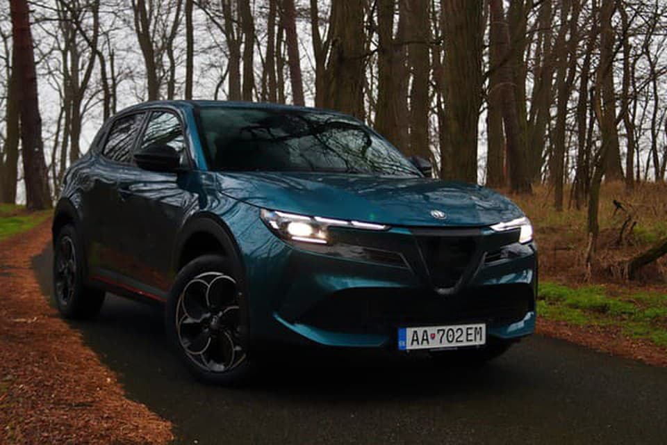 TEST: Alfa Romeo Junior Ibrida Speciale - kabelkový Talian má šmrnc