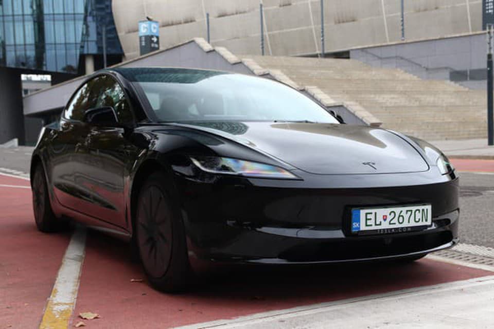 VIDEO: S autonómnou Teslou po Bratislave. Jazdí lepšie ako väčšina, no zvládla aj Petržalku?