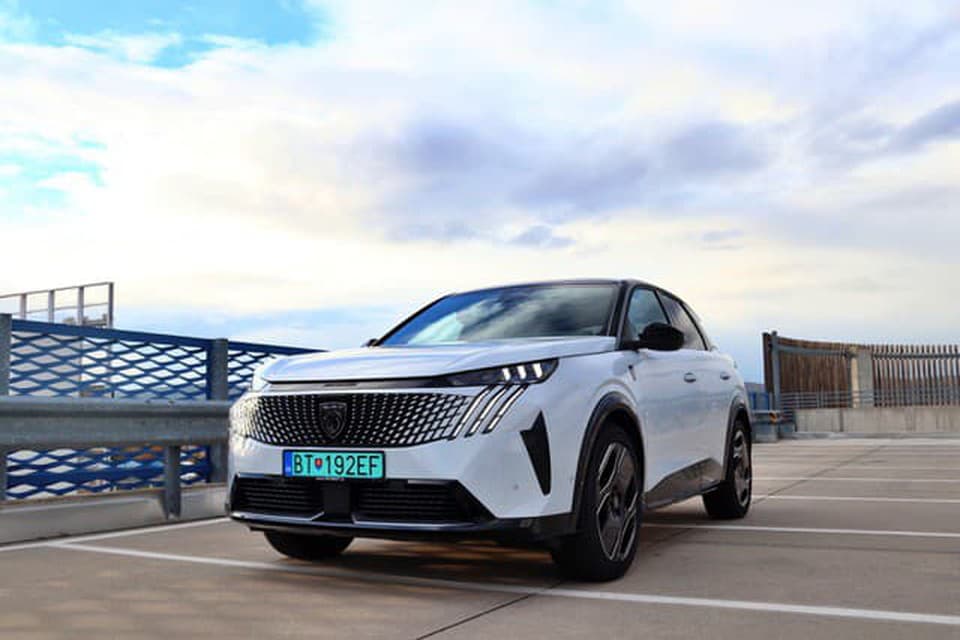 TEST: Peugeot 3008 GT EV - električka po francúzsky