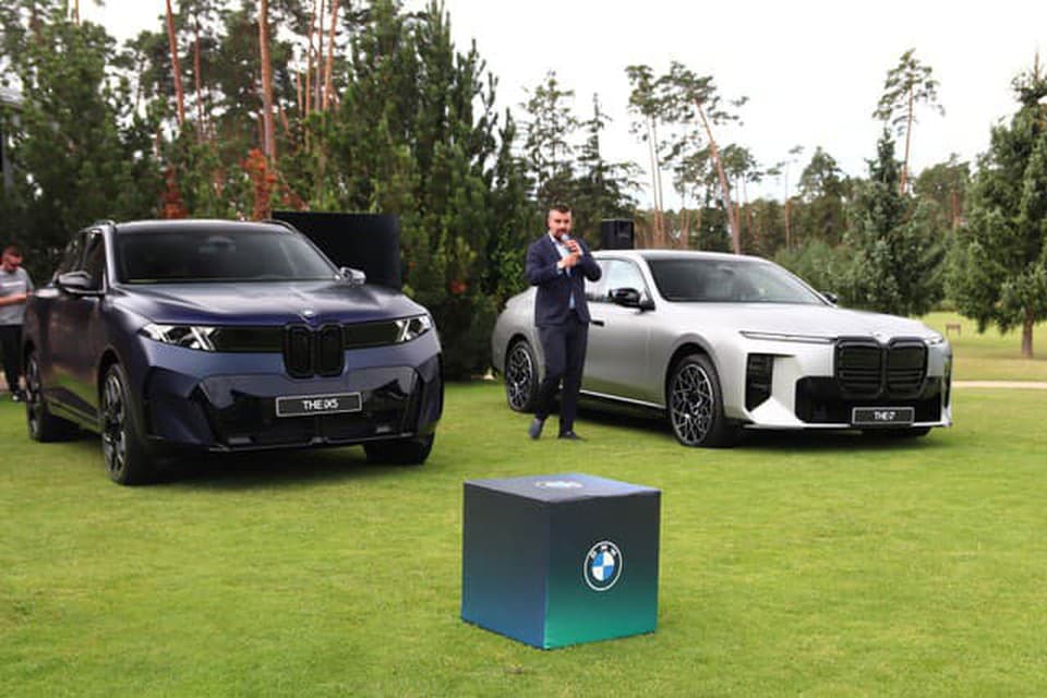 BMW iX5 dorazila na Slovensko v sprievode najsvalnatejšej i7 zvanej M70