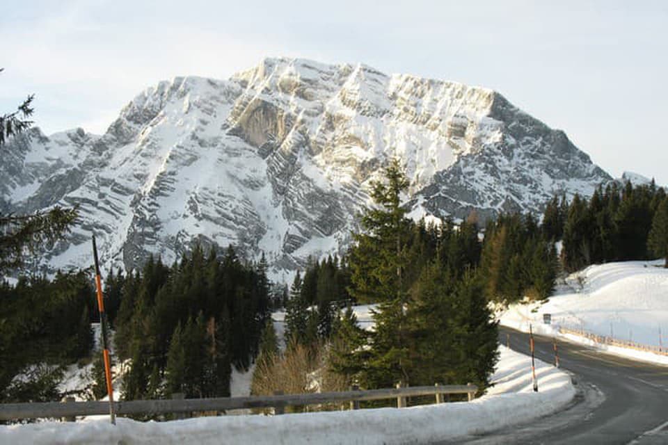 Cesty sú zjazdné, miestami je na vozovke kašovitý či zľadovatený sneh