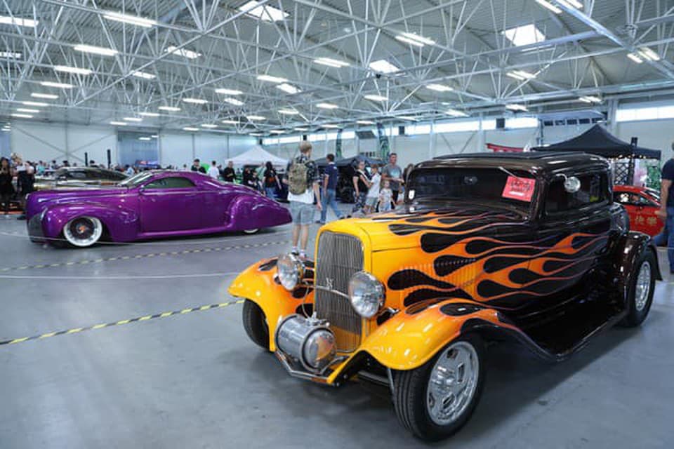 MEGA GALÉRIA: Takto to vyzerá na Kustom City International Autoshow 2026. Samy Naceri zo série TAXI, Low riders a mnoho ďalšieho