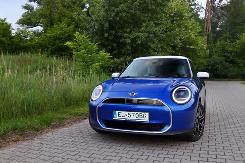 TEST: Mini Cooper SE - svižný drobec do mesta a okolia