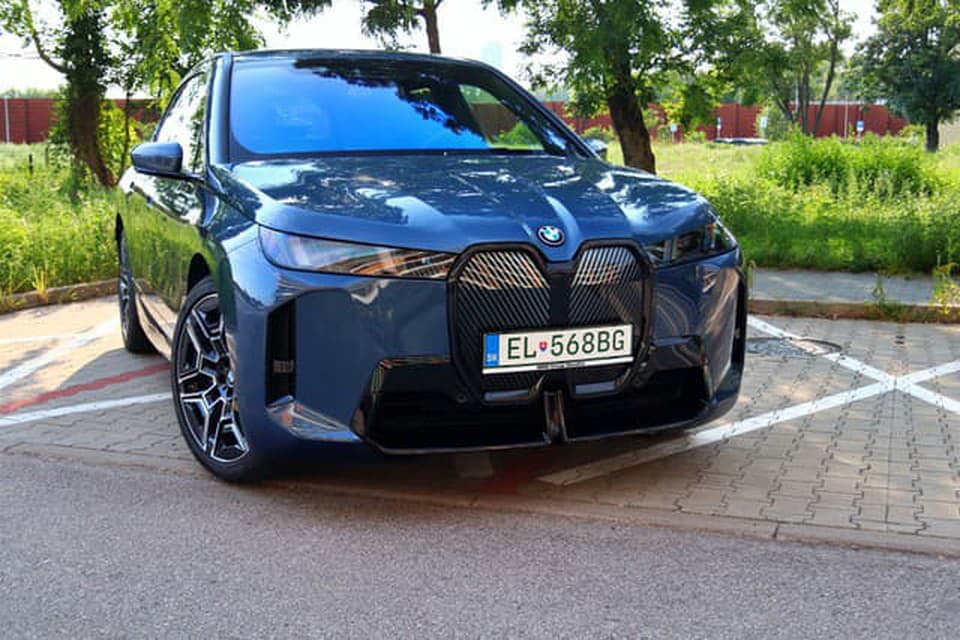 TEST: BMW iX xDrive45 - ako facelift spravil z dobrého EV vynikajúce