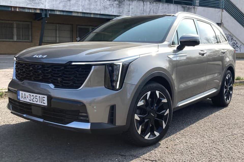 Nafta, automat, 4x4, 7 miest a vôňa kože. Toto auto vie ako potrápiť prémiovky