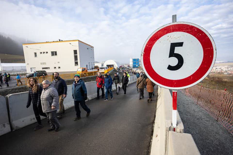 NDS ukázala tunel Višňové verejnosti. Taký veľký záujem nečakali