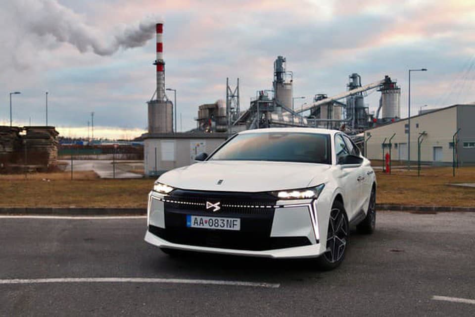 TEST: DS Automobiles N°4 Hybrid 145 - nové auto, nový motor