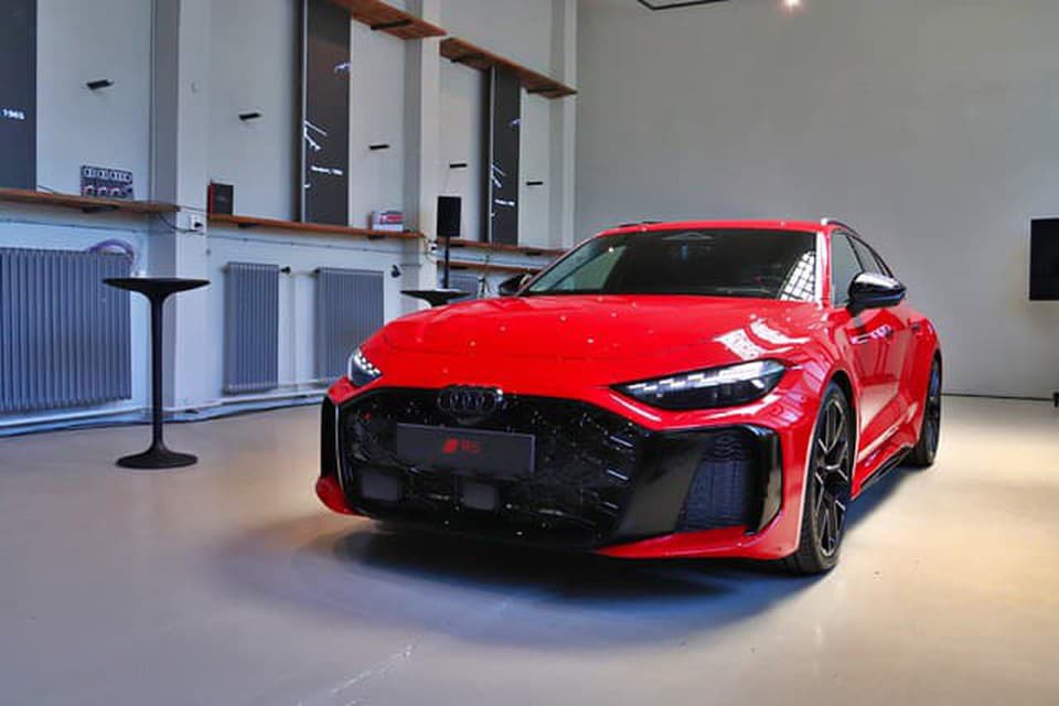 FOTO: Audi RS 5 sa ukázalo v Bratislave. Limuzínu alebo Avant?