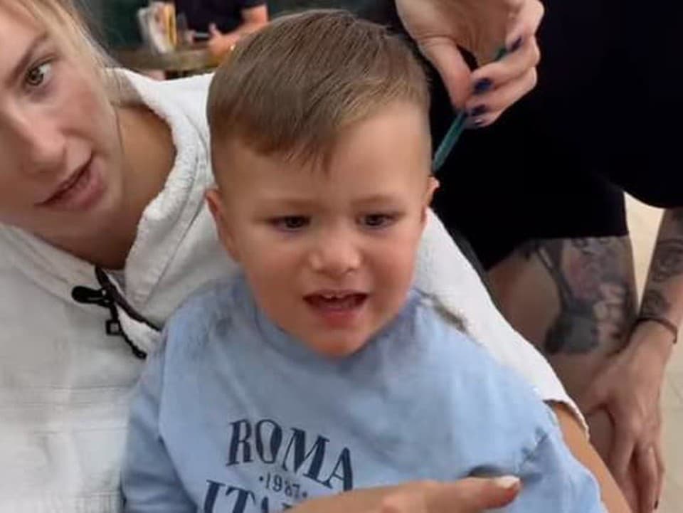 Hrôza u kaderníka: Plač, krik a 5 minút v kresle! Syn influencerky si strihanie neužil