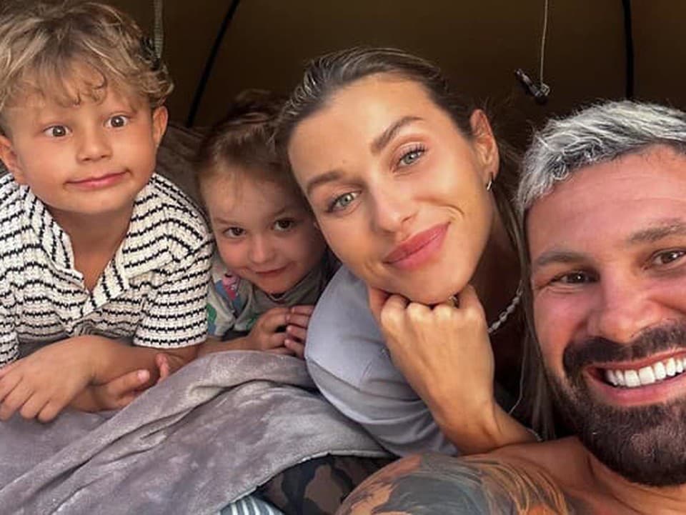 Prečo nechala muža a deti doma? Manželka Attilu Végha odletela sama do sveta!